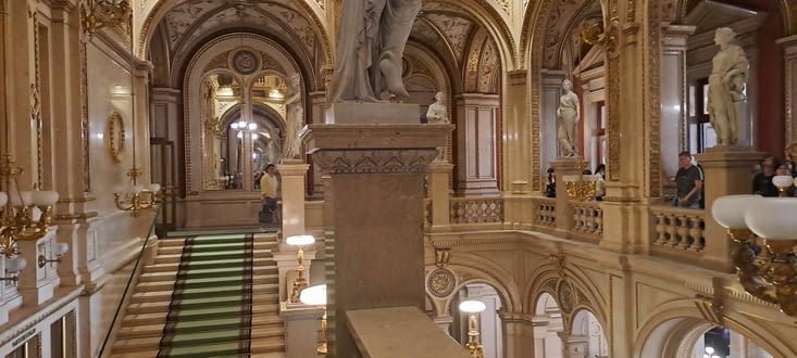 Autre vue du hall de l'escalier