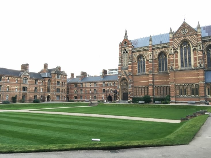 Les cours intérieures du Keble collège, l'architecture est magnifique dans le soleil