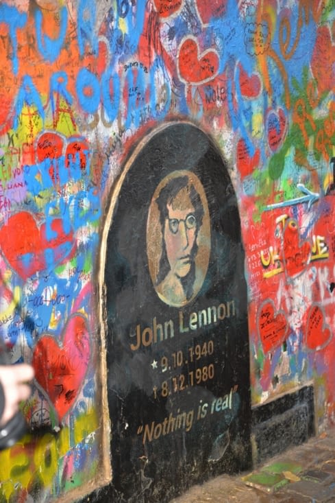 en redescendant en ville :  ne pas louper le Mur John Lennon