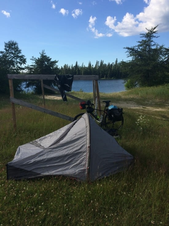 La tente au bord du lac