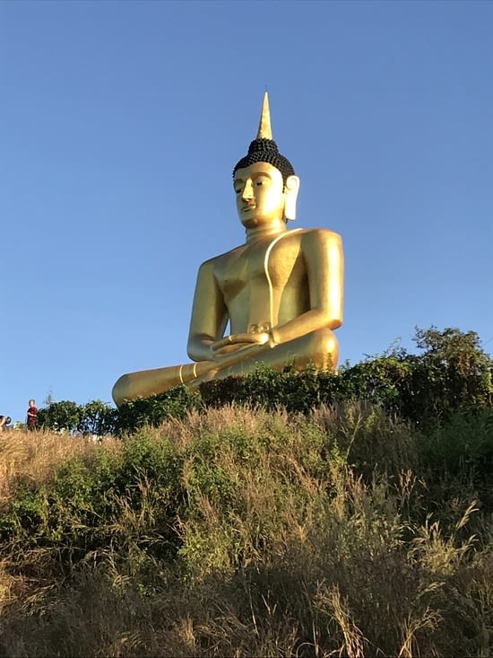 Le grand Bouddha qui surplombe la ville du haut de sa colline