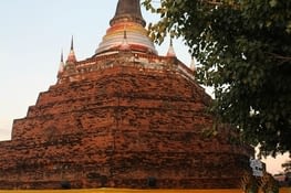 un immense stupa sur le site du Vat Ratburana