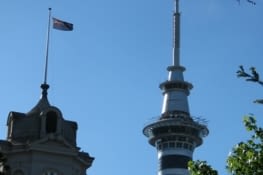 La Sky Tower, vue du Albert Park, Auckland Est