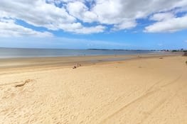 généreuse plage de sable fin