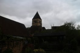 Balade dans les rues paisibles du village