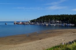 Petit port de pêche avec sa plage (l'eau est à 4°C avis aux amateurs).