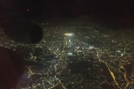 Arrivée de nuit sur KUALA LUMPUR on aperçoit déjà les fameuses tours Petronas