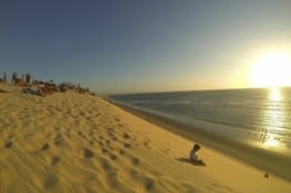 Le couche de soleil sur la grosse dune tout proche du village